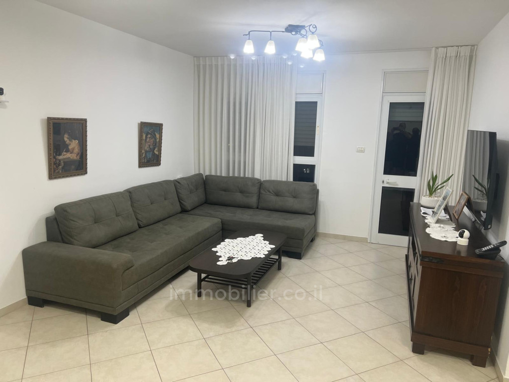 Yud Bet, Ashdod