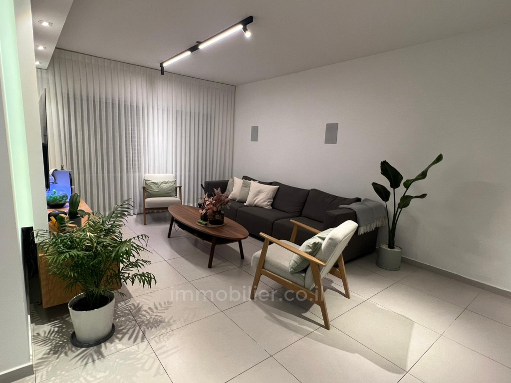 Yud Bet, Ashdod